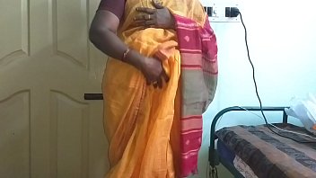 नारंगी साड़ी में भारतीय वनिता के बड़े बूब्स और शेव की हुई चूत दिखाते हुए जोर से बूब्स दबाना, निप्पल रगड़ना और चूत का मसाज करना