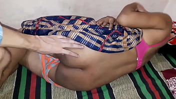 अकेली एशियाई सुंदरी का उत्तेजक सौंदर्य