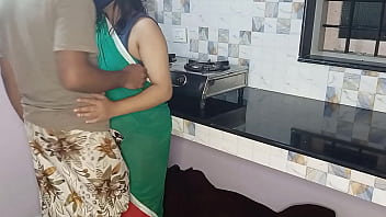 सुबह सुबह जब सब डाइनिंग हॉल में बैठे थे, तभी रीमा भाभी को किचन स्टैंड पर चोदा गया