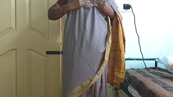 भारतीय वनिता की ग्रे साड़ी में बड़े स्तन और मुंडवाया योनि दिखाती हुई, स्तन दबाना, निप्पल रगड़ना, योनि मसाज करते हुए हस्तमैथुन