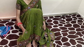 गरम भारतीय सौतेली माँ ने रसोई में अपने सौतेले बेटे के साथ जबरदस्त चुदाई की! पिता को कुछ नहीं पता, हिंदी में गंदी बातें करती हुई देसी माँ की आवाज़ साफ सुनाई दे रही है