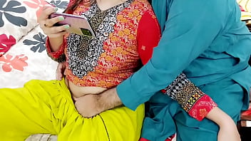 पाकिस्तानी जोड़ा मोबाइल पर देसी पोर्न देखकर गर्म हिंदी आवाज़ में गुदा संभोग करता है