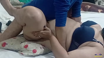 मोटे मम्मे वाली देसी पोर्नस्टार आंटी नेतू को उसके पति के बड़े लंड ने मिशनरी स्टाइल में जोरदार चोदा और उसकी चूत में माल छोड़ दिया
