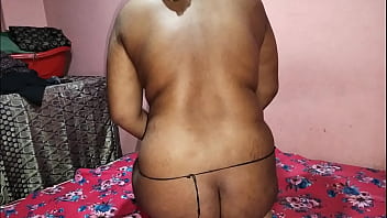 कौमार्य वाली देसी नौकरानी पहली बार मालिक के साथ हिंदी में करती है गंदी सफाई