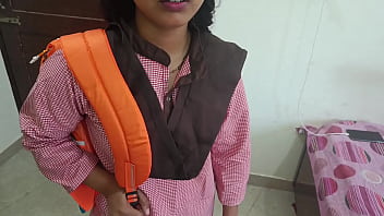 कॉलेज की यूनिफॉर्म में अल्पना का बॉयफ्रेंड के साथ ज़ोरदार चुदाई का मजा, चूस रही थी लंड और चिल्ला रही थी दर्द में