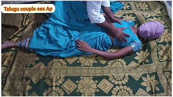 हरित साड़ी में गृहिणी के साथ अश्लील संबंध