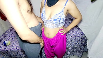गर्म देसी नौकरानी की मोटी गांड में जल्दबाजी से लिया गया जोरदार एनल सेक्स, मुस्लिम आया का हिंदी में बेहतरीन गुदा मैथुन