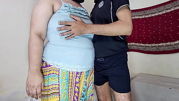 मुस्लिम लौंडा अपनी मोटी गांड वाली सौतेली माँ की फूदड़ी को जोर-जोर से चोदता है, देसी आवाज़ में गांड मारता हुआ