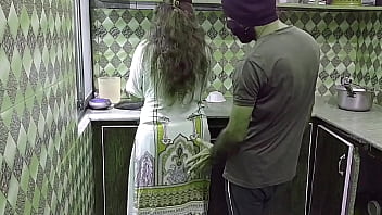 रसीली देसी भाभी को चाकू चलाते हुए रसोई में ही चोदा गया, हिंदी आवाज़ में गर्म मज़ा
