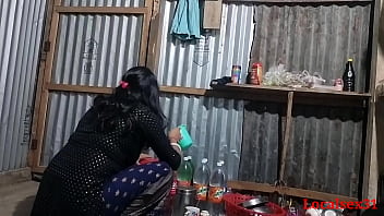 गर्म भारतीय बीवी का देसी लड़के के साथ चोखा पति के सामने