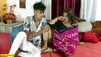 भारतीय नई सौतेली माँ और जवान लड़के का गर्म सेक्स! सौतेली माँ को चोदता है