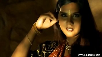 भड़कीली बॉलीवुड प्रेमिका नृत्यांगना माँ