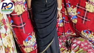 काली साड़ी में भाभी की गीली चूत की मस्त चुदाई के हिंदी आवाज़ के साथ