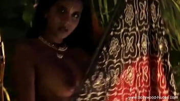 पूर्वी भारतीय नर्तकी का अनुष्ठान के दौरान उत्तेजक अनावरण