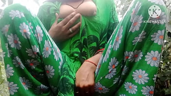 गर्म भाभी ने जंगल में जाकर अपना रसीला पानी बहाया