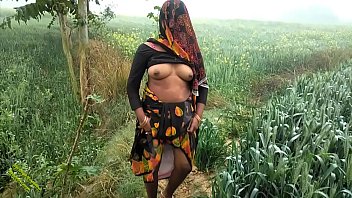 गर्म भारतीय राधिका का बाहर खुले में जंगली सेक्स