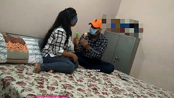 गंदे मुँह वाली कामुक लड़की एक साथ लंड और लॉलीपॉप चूस रही है
