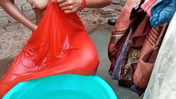 गरम रति का बाथरूम में नहाते हुए हिंदी में गर्म आवाज़