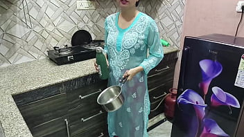 गर्म देसी बड़े बूब्स वाली सौतेली माँ ने अपने सौतेले बेटे को रसोई में चुदाई का मजा सिखाया