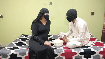 गर्म भारतीय पड़ोसन ने मुझे बिरयानी खिलाई और फिर अपनी चिकनी चूत में मेरा लंड पकड़ लिया, रोमांटिक सेक्स की हॉट हिंदी ऑडियो
