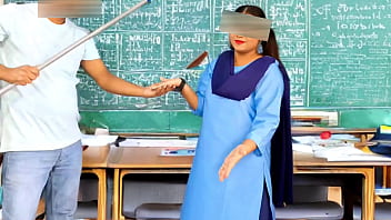 गांव की देसी स्कूली लड़की का क्लासरूम में गर्म गर्म सेक्स वीडियो हिंदी में