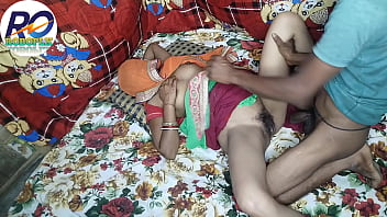 हरा साड़ी ब्लाउज वाली गाँव की भाभी के साथ जबरदस्त सेक्स, चूत और गांड का हिंदी कैनो तैयार