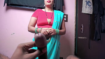 सौतेली माँ बेटे के सामने नंगी होकर उसे पैरों से चुदती है और उसका माल अपने मुँह में लेती है