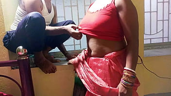 गाँव की भाभी ने बिजली मिस्त्री को लुभाकर चुदाई की रौशनी में गीली चूत मारी पूरा Hd वीडियो साफ आवाज में | आग लगा देने वाला जोड़ा