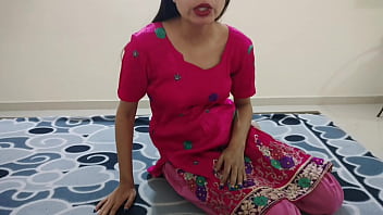 डिलीवरी बॉय ने मेरे कमरे के दरवाजे से झांककर देखा जब मैं अपने आप में मस्त थी और एक बड़े लंड की तलाश में थी