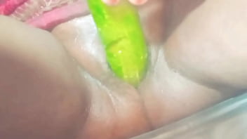 भारतीय देसी भाभी को खीरे से चोदा गया भाग 2
