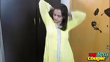 भड़कीले पीले सलवार सूट में भारतीय भाभी सोनिया बेडरूम में नंगी होकर सेक्स के लिए तैयार