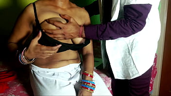 डॉक्टर ने मरीज़ लड़की की चूत मारी हिंदी आवाज़ में