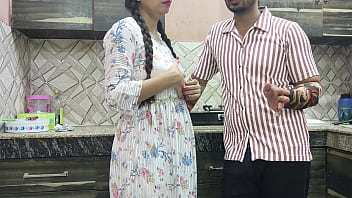 किचन में गरमा गरम सेक्स: देसी जीजा और साली का अश्लील रोमांस, गंदी हिंदी बातें करते हुए जंगली चुदाई