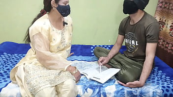 भारतीय गर्म छात्रा को उसके भारतीय कामुक शिक्षक ने डॉगीस्टाइल में चोदा, स्पष्ट हिंदी ऑडियो देसी सेक्स