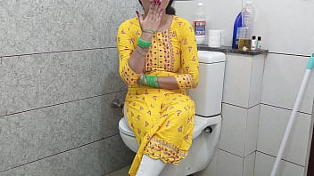 गंदी साड़ी वाली भारतीय सौतेली माँ ने बाथरूम में अपने सौतेले बेटे को चोदा हिंदी ऑडियो में