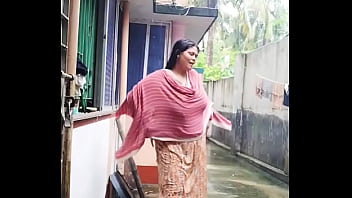 भारतीय गर्म माँ नहाते हुए