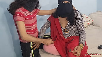 उम्मीद है तेरी वो हिजाब वाली मुस्लिम गर्लफ्रेंड इतनी गर्म नहीं, उसकी तंग देसी इंडियन चूत में लंड घुसाकर हिंदी में जोरदार आवाज़ में चिल्लाते हुए चोदना