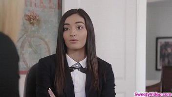 अनुशासनहीन किशोरी को उसकी आकर्षक प्रधानाचार्या द्वारा चाटा जाता है