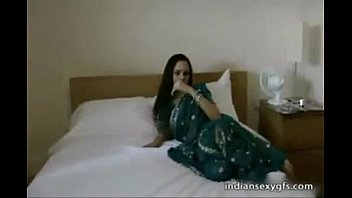 भारतीय बेब जैस्मीन की साड़ी में सेक्सी मौज
