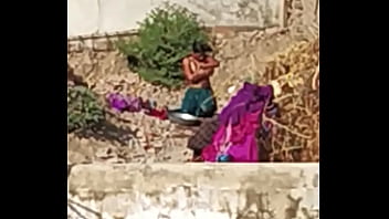 गुलाम औरत का खुलेआम नहाने का मजा