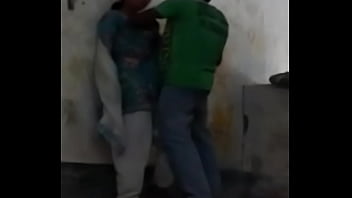 गर्म देसी लड़की के स्तनों को चूसना