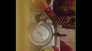 सेक्सी आंटी के देशी क्लीवेज