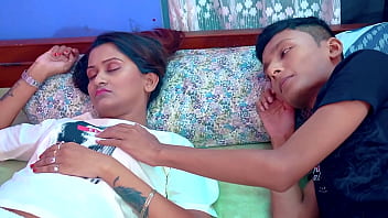 गर्म भारतीय सौतेली बहन ने अपने प्रेमी को धोखा देकर अपने सौतेले भाई के साथ मज़े लिए