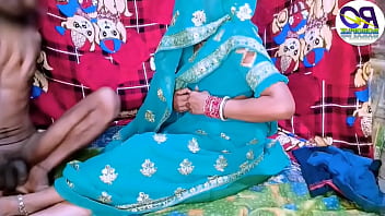 साड़ी उठाकर देसी चूत में मजेदार मौज, दोनों टाँगें हवा में और जोरदार चुदाई, हिंदी आवाज़ के साथ क्लेयर वैस
