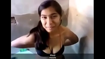गर्म देसी लड़की अपने कपड़े उतारते हुए