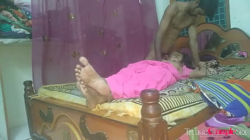 एक असली तेलुगू जोड़ा इस घरेलू सेक्स वीडियो में चुदाई के दौरान गर्म बातें कर रहा है