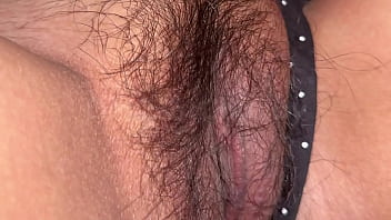 भारतीय लड़की अपने रोएँदार पुस्सी को छेड़ रही है | एकल Xxx सेक्स वीडियो