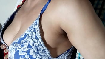 गांडू पत्नी अपने देसी प्रेमी के साथ खड़े होकर चुदाई करते हुए, भारतीय प्रेमिका की चूत की मस्ती