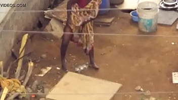 गर्म देसी लड़की खड़े होकर पेशाब करते हुए