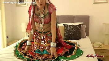 गर्म भारतीय लड़की सबके सामने अपने बड़े स्तन दिखा रही है